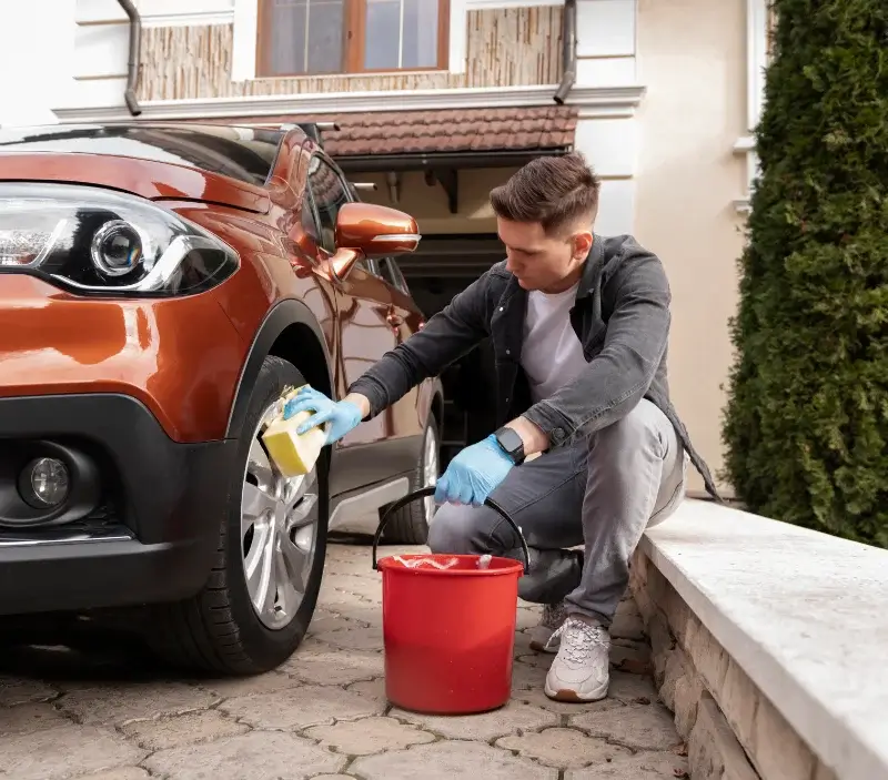 Lavage auto à domicile Fleury-Mérogis : professionnel intervenant sur un véhicule